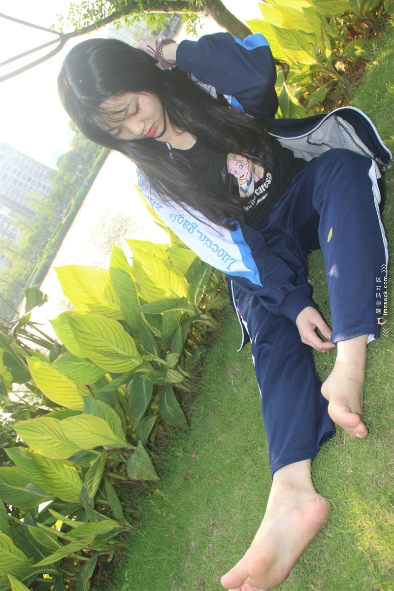 高中女生的真实玉足，稚嫩真实，女主有长得有点卡哇伊