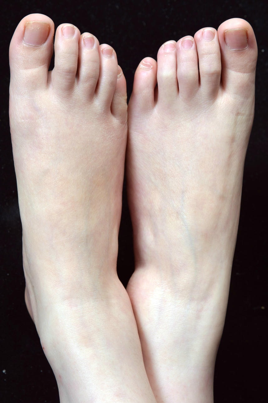 白皙细嫩的修长大脚，粉润光滑的脚底柔嫩诱人
