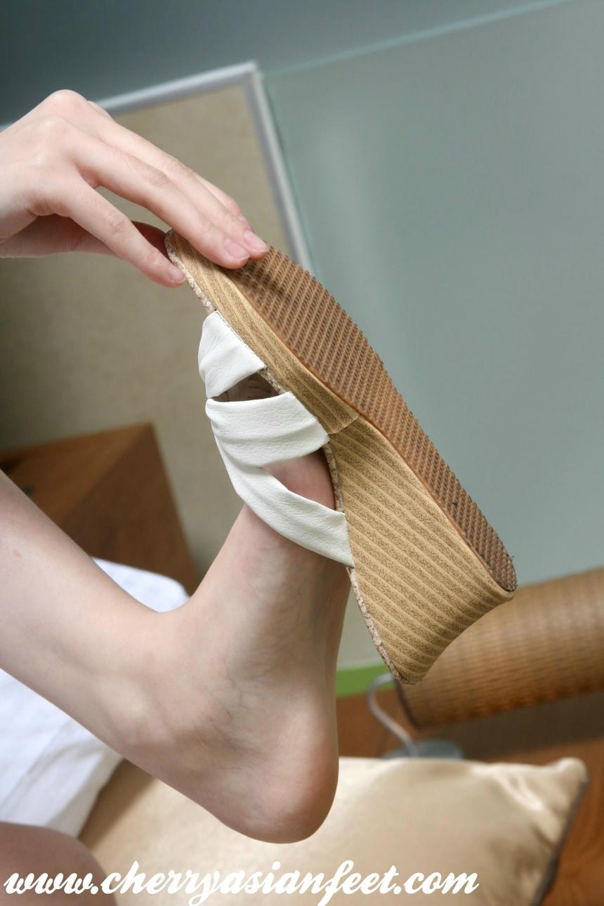 当女友脱掉鞋，露出玉足，躺在床上直勾勾看着我