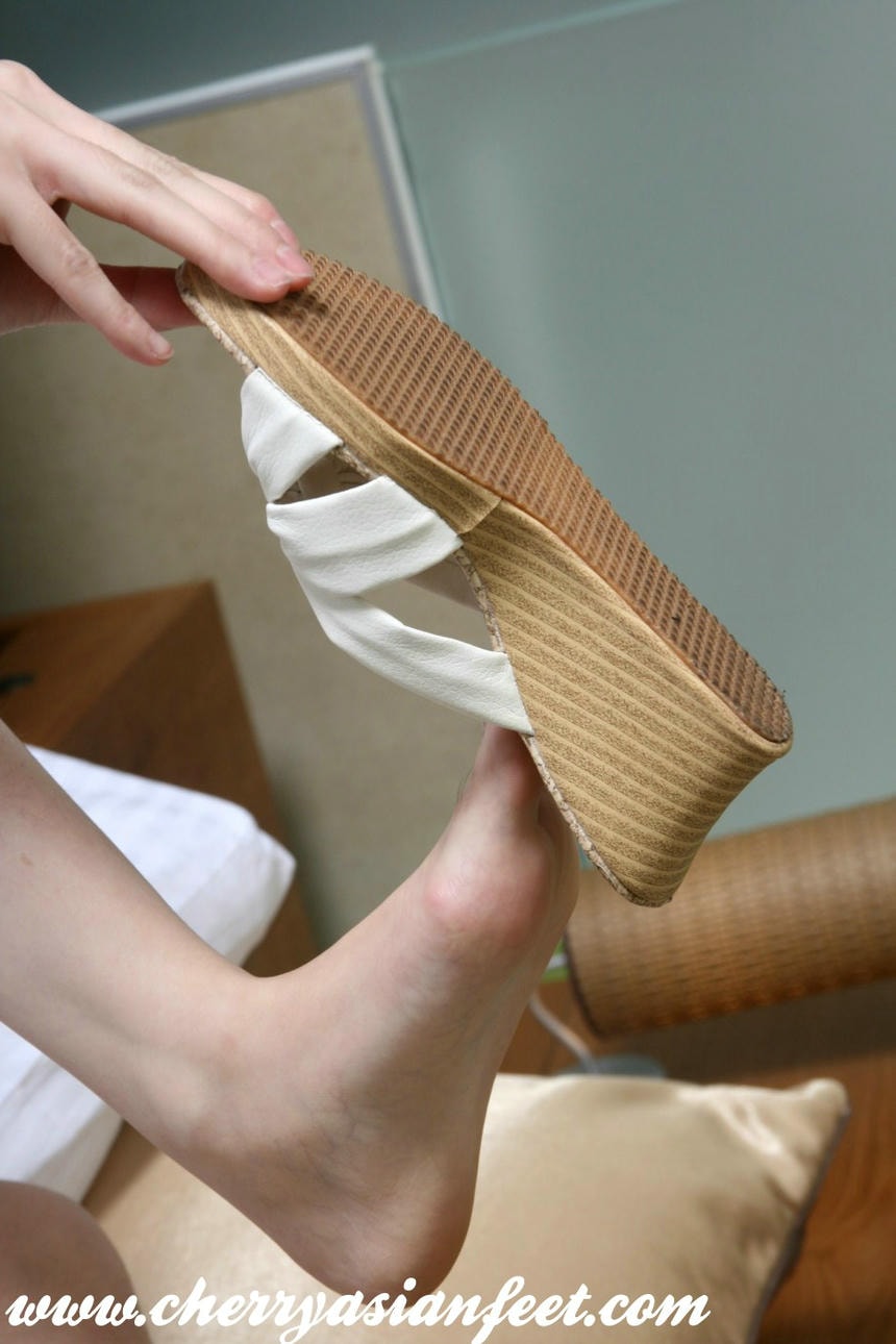 当女友脱掉鞋，露出玉足，躺在床上直勾勾看着我