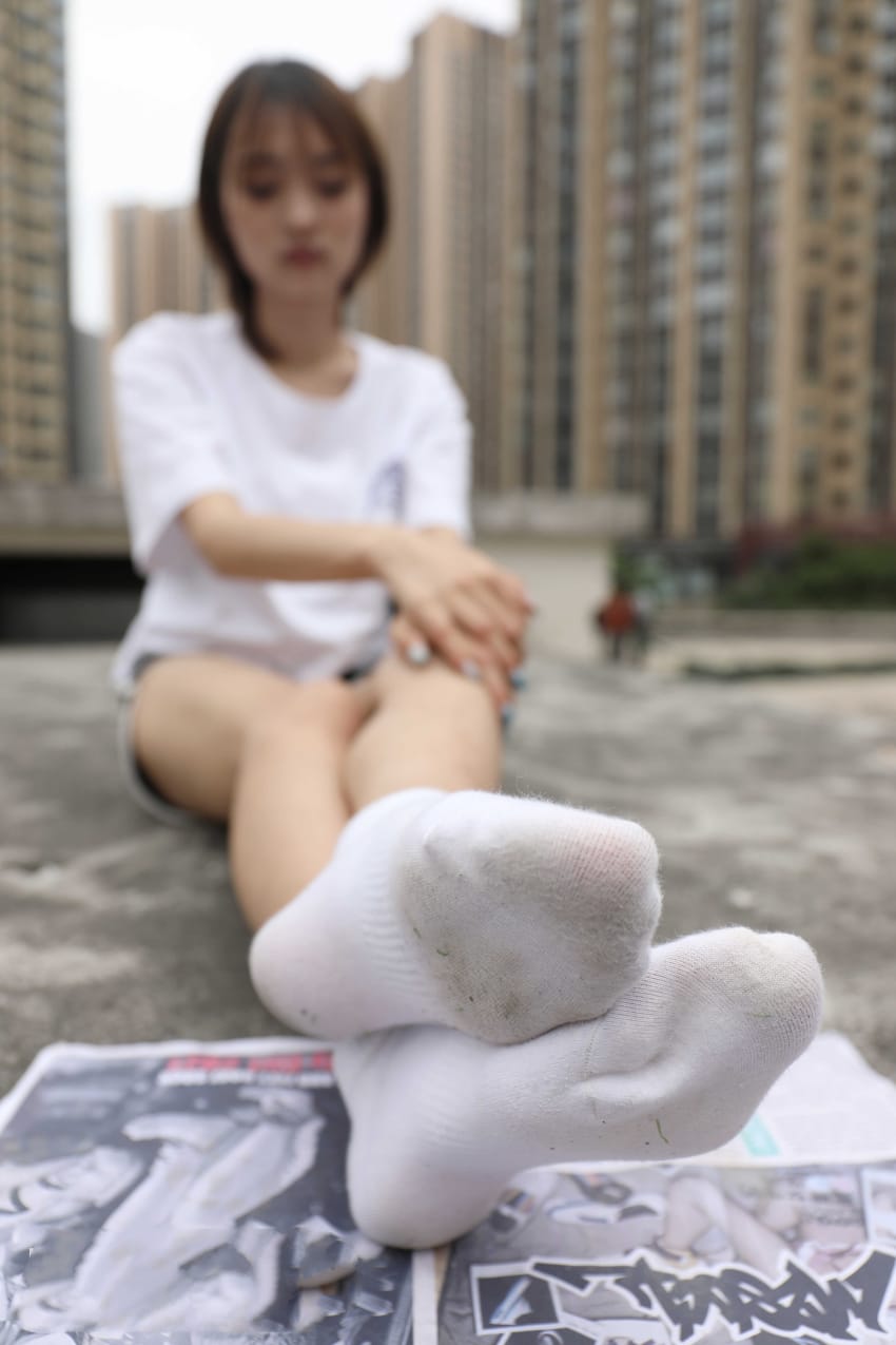 小腿有点粗犷,脚脚线条不错的女生 null
