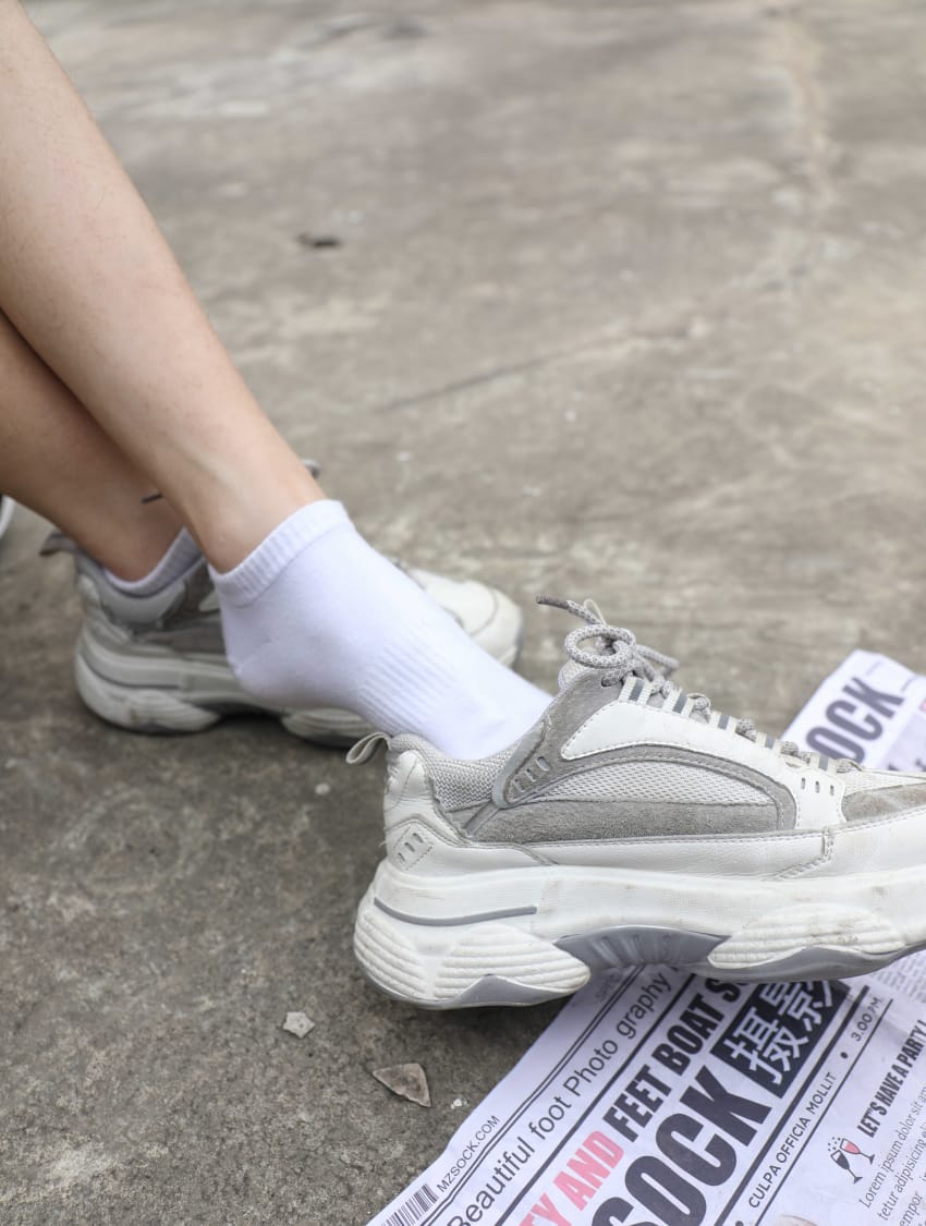 小腿有点粗犷,脚脚线条不错的女生 null