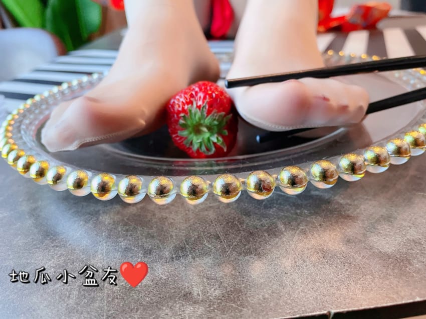 草莓、酸奶、白丝,令人食欲大开的一组美脚分享给大家 null