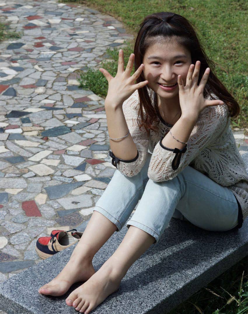 港真,我特别喜欢品味女生的素脚,因为,素颜玉足最接近现实 null