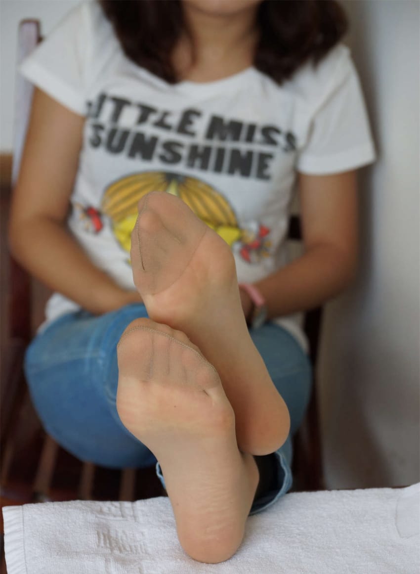 港真,我特别喜欢品味女生的素脚,因为,素颜玉足最接近现实 null