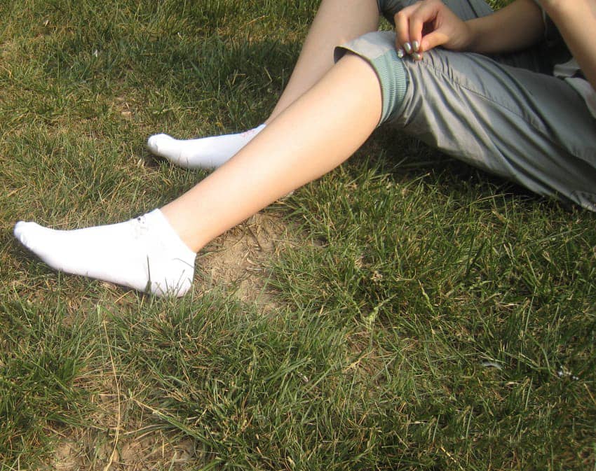 这个女生的脚脚肤色不是很白,但皮肤很细腻,不像一些美女,面容姣好,脚脚皮肤干巴巴 null