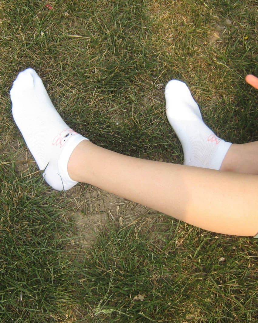 这个女生的脚脚肤色不是很白,但皮肤很细腻,不像一些美女,面容姣好,脚脚皮肤干巴巴 null