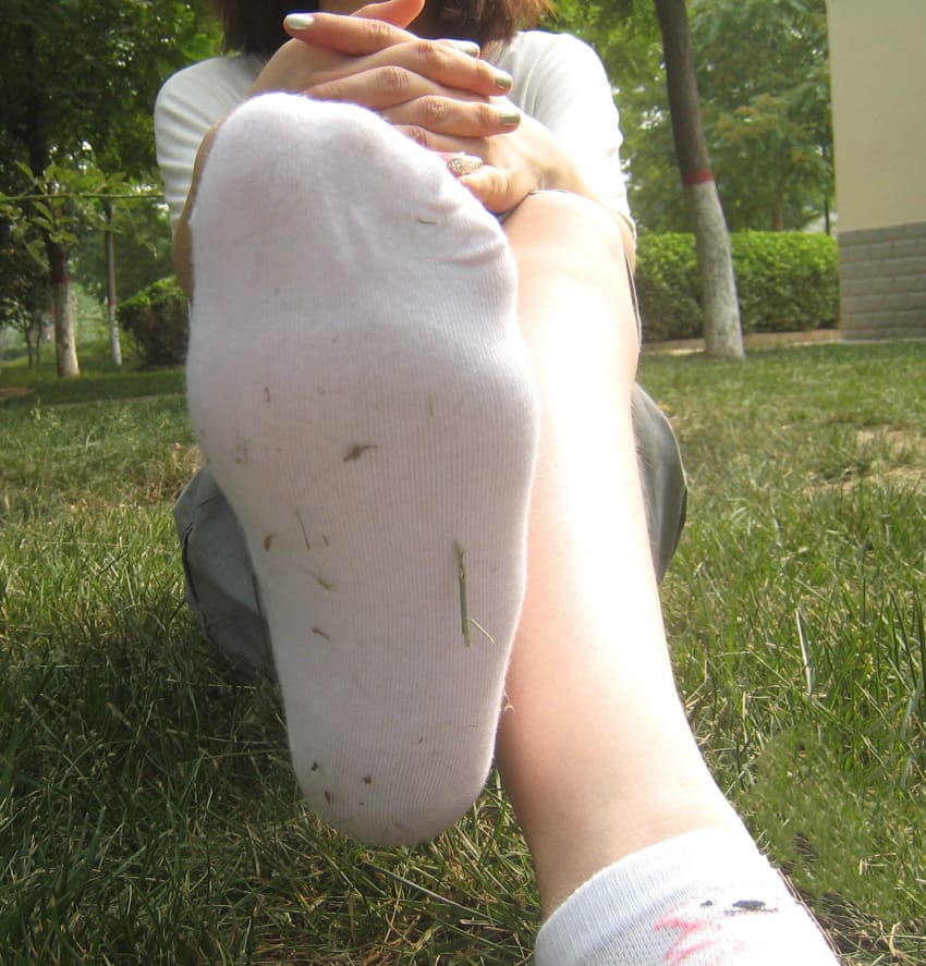 这个女生的脚脚肤色不是很白,但皮肤很细腻,不像一些美女,面容姣好,脚脚皮肤干巴巴 null