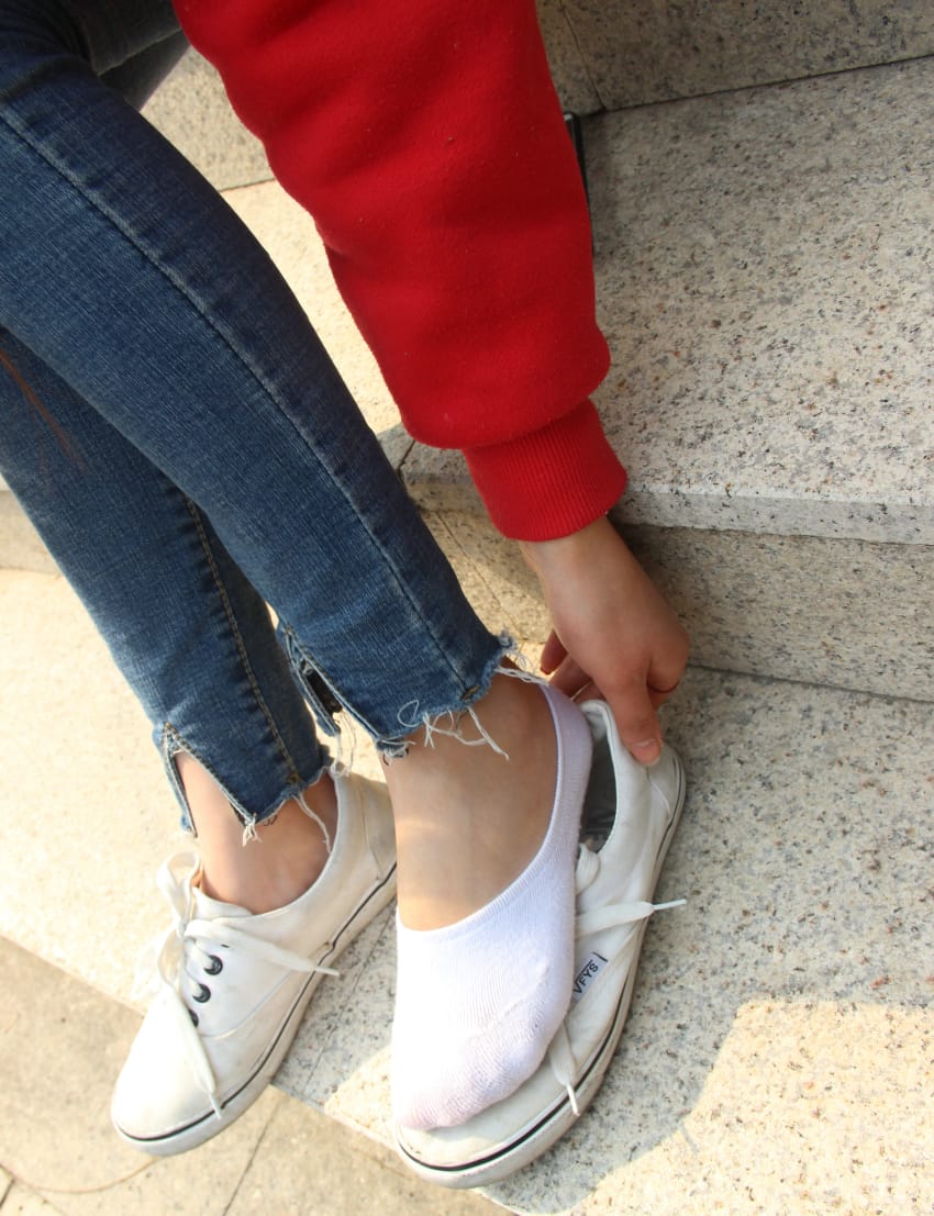 她在石梯坐下来,自己刷手机,将美脚给男友拍照,甚至抚摸 null