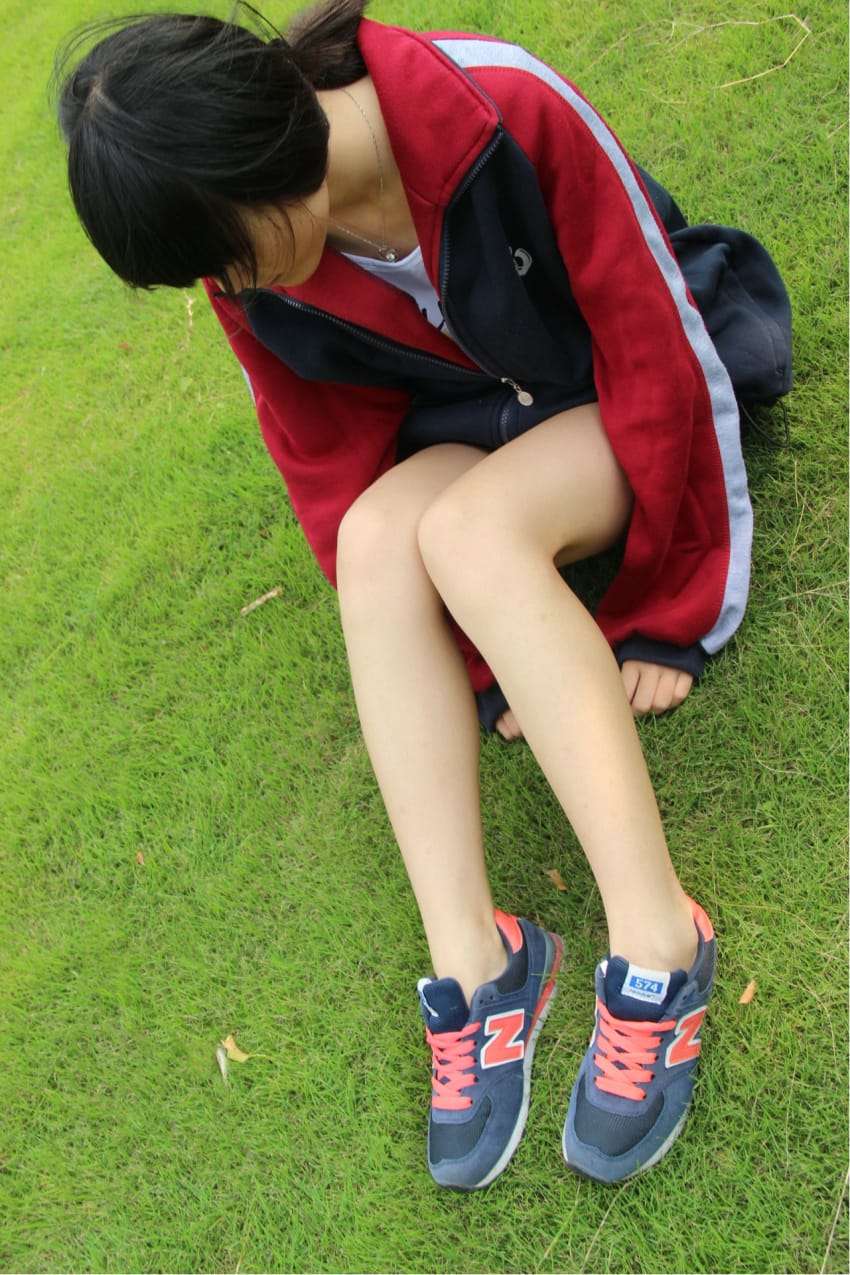 喜欢棉袜玉足脚底的足友有福了,学妹的脚脚太香,自己都忍不住闻起来 null