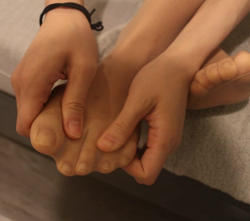 美脚图不多,女生脚脚也一般,但人家就是大方给你拍 null